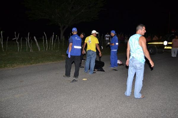 Personal del Ministerio Público examina el lugar donde murió Justo Fidel Cerín, en Zacapa. (Foto Prensa Libre: Víctor Gómez)