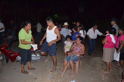 Vecinos exigen  respeto por parte de pilotos de camiones cañeros. (Foto Prensa Libre: Jorge Tizol)