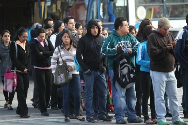 Personas se abrigan para resguardarse del frío. (Foto Prensa Libre: Erick Ávila)