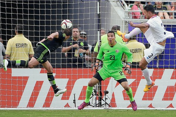 Javier el Chicharito Hernández anota el empate 2-2 ante Costa Rica. (Foto Prensa Libre: AP).