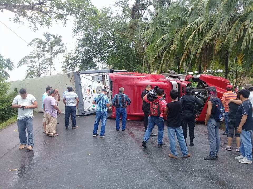 El cabezal ocupa las dos vías en la ruta al atlántico.(Foto Prensa Libre: Dony Stewart)