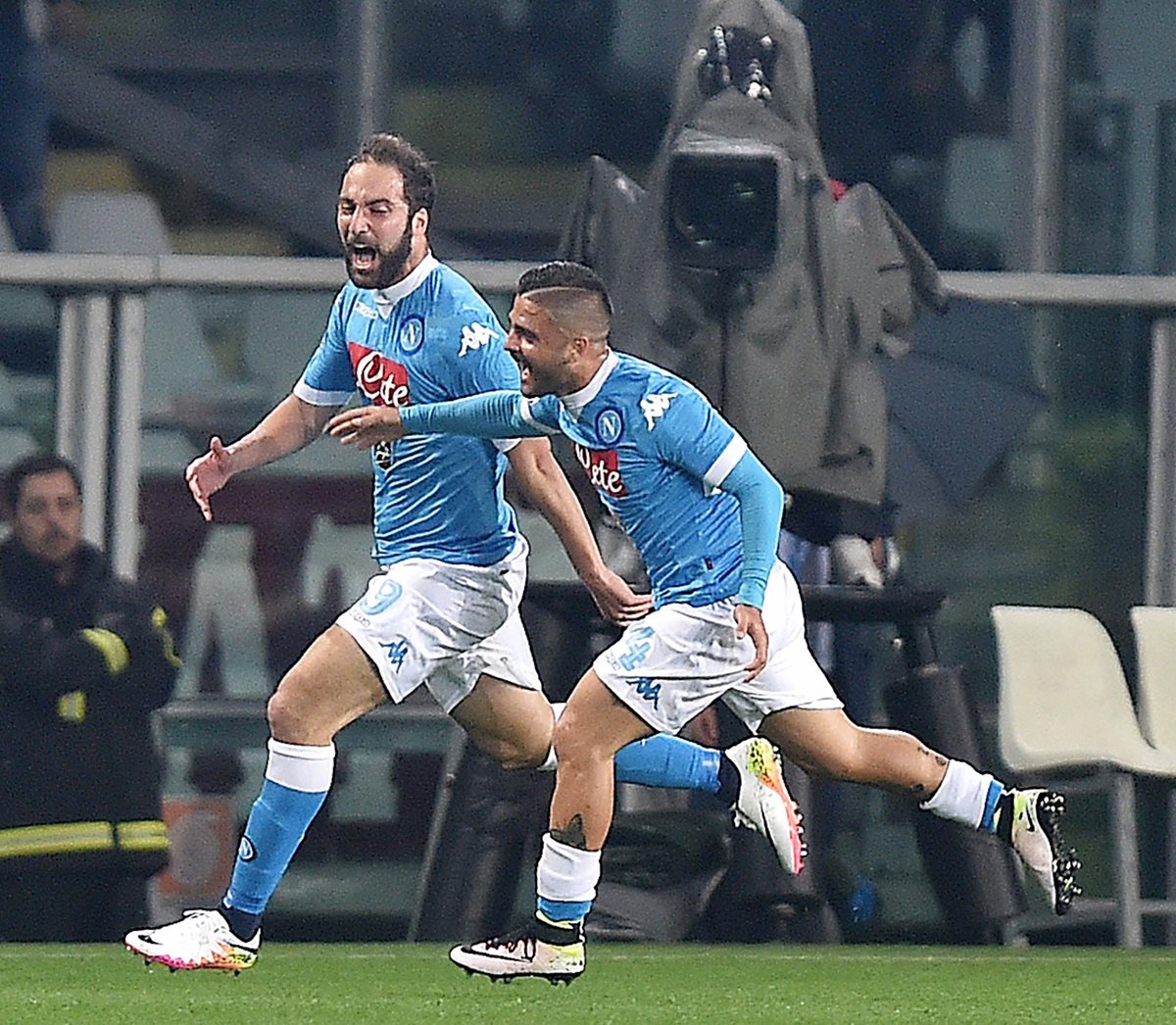 Higuaín e Insigne festejan el gol del argentino en el duelo frente al Torino. (Foto Prensa Libre: EFE)