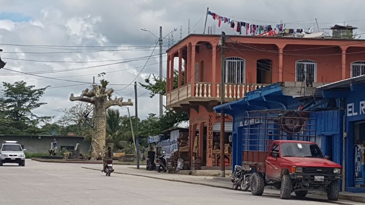 Vecinos dicen que son constantes los cortes de luz en Melchor de Mencos.(Foto Prensa Libre: Rigoberto Escobar)