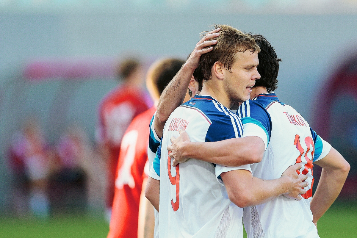 Kokorin celebra con sus compañeros luego de anotar ante Bielorrusia este domingo. (Foto Prensa Libre: AP)