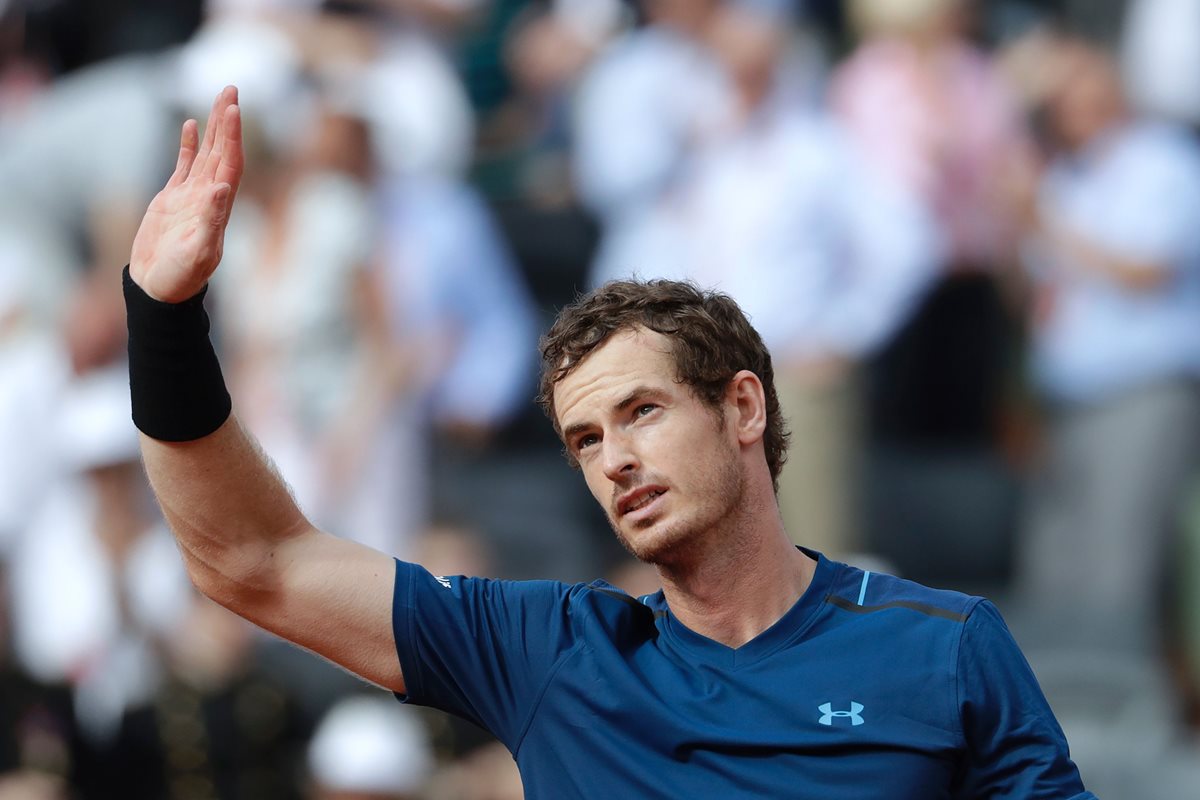 Andy Murray saluda a los aficionados presentes después de derrotar al ruso Andrey Kuznetsov en el Roland Garros. (Foto Prensa Libre: AFP)