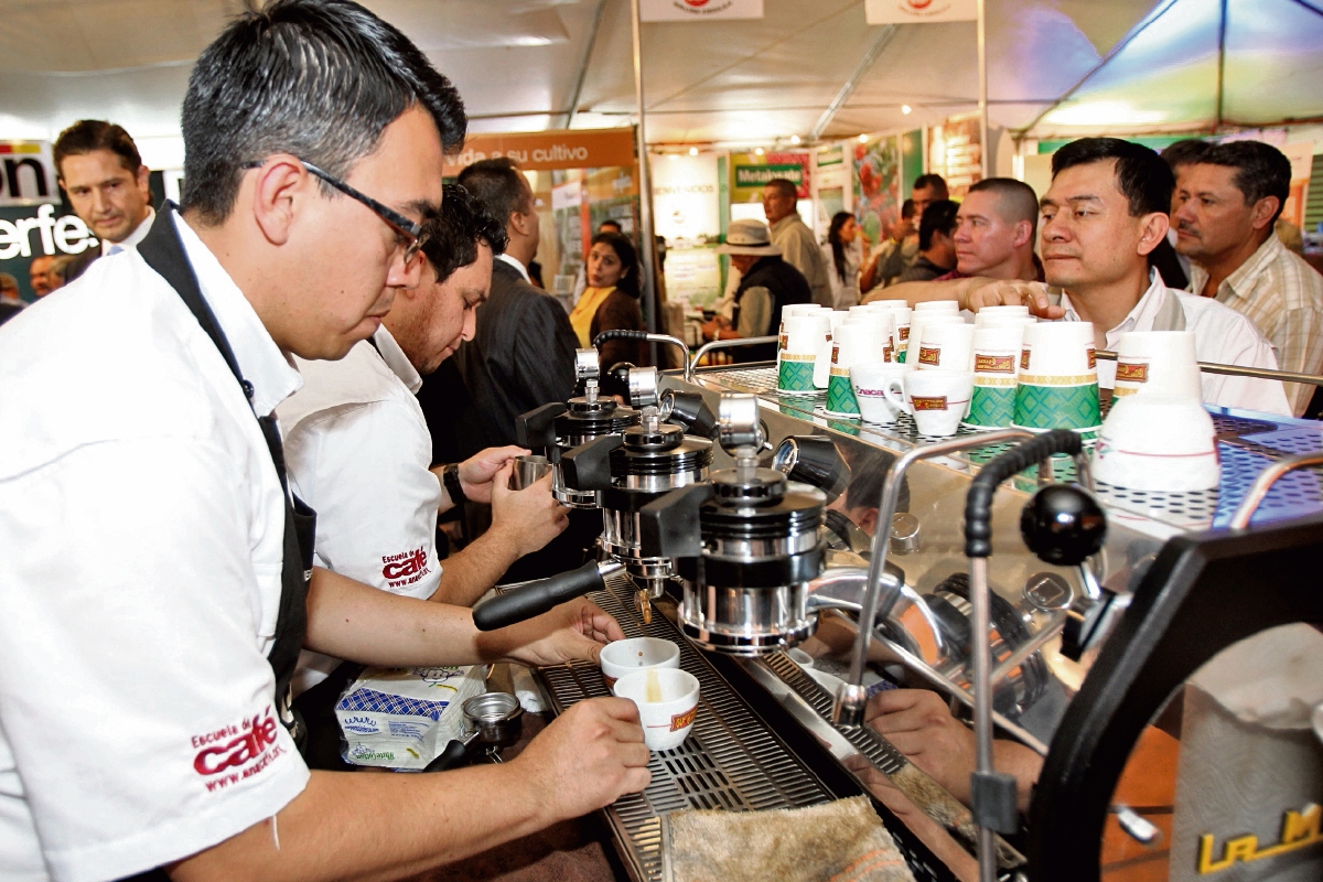 ASISTENTES AL 26o. Congreso Nacional del Café degustan variedades del grano cultivado en distintas regiones del país. (Foto Prensa Libre: ESBIN GARCIA)