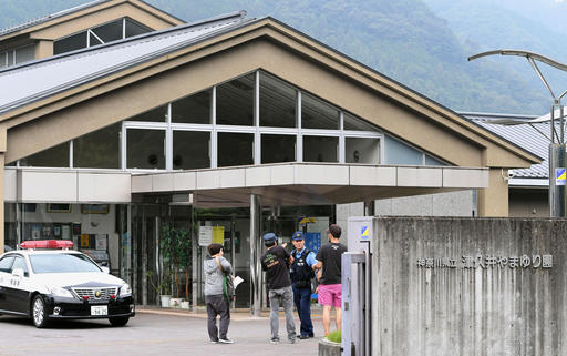 Policías hablan con personas en las afueras del hospital donde ocurrió el mortal ataque. (Foto Prensa Libre: AP).