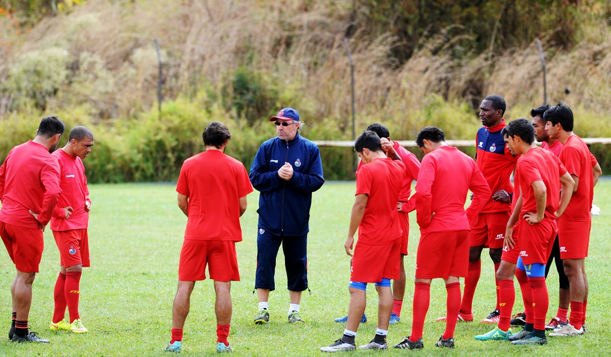 Los jugadores de Municipal, durante el entrenamiento escarlata. (Foto Prensa Libre: Edwin Fajardo)