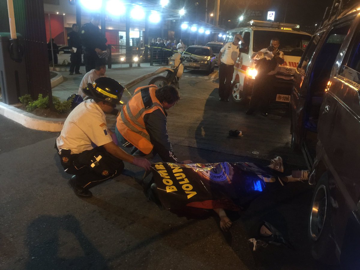 En el ataque armado una bala perdida hirió a un guardia de seguridad privada (Foto Prensa Libre:Bomberos Voluntarios)