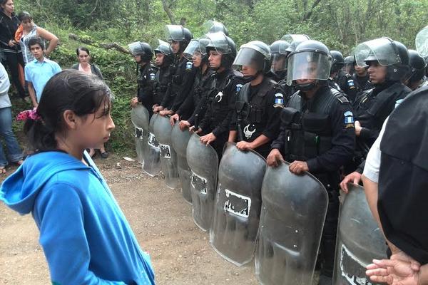 Contingente de PNC en la comunidad La Puya. (Foto Prensa Libre: Estuardo Paredes)