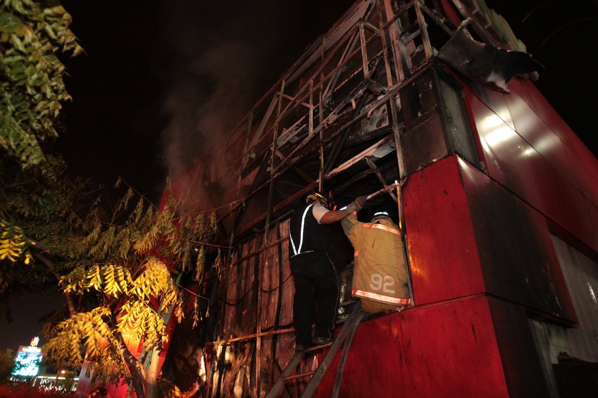 Un incendio consume una tienda de electrodomésticos. (Foto Prensa Libre: tomada de la cuenta de twitter @Twain25)