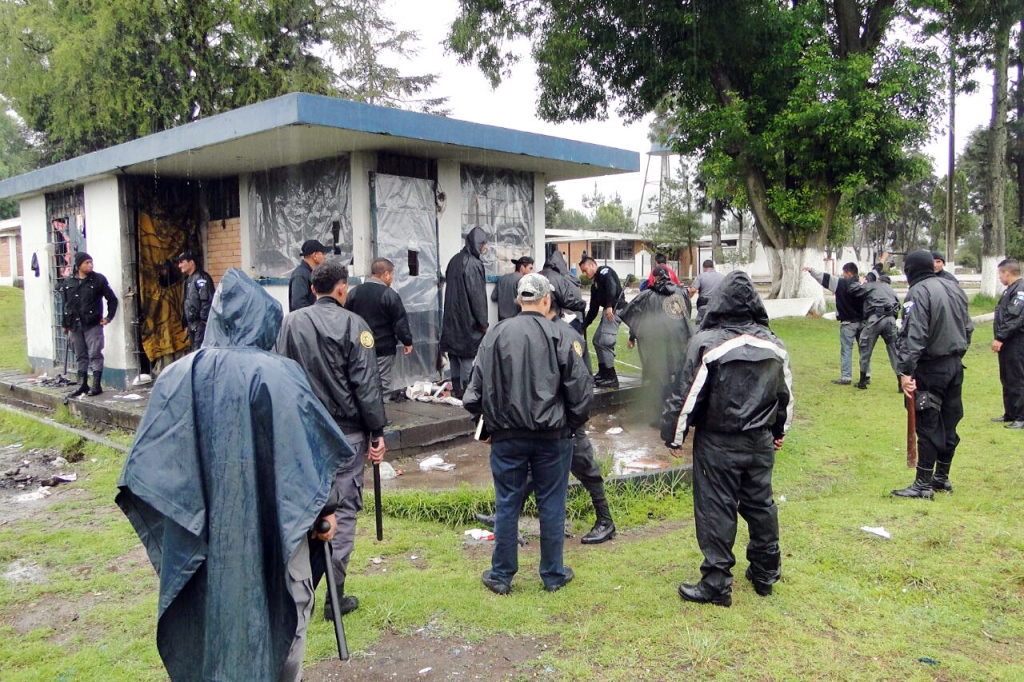 Autoridades requisan la Granja Penal Cantel. (Foto Prensa Libre: Carlos Ventura).