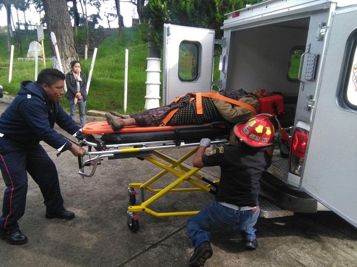 Las personas que viajaban en el microbús tuvieron que ser rescatadas con equipo especial. (Foto Prensa Libre: Ángel Julajuj)