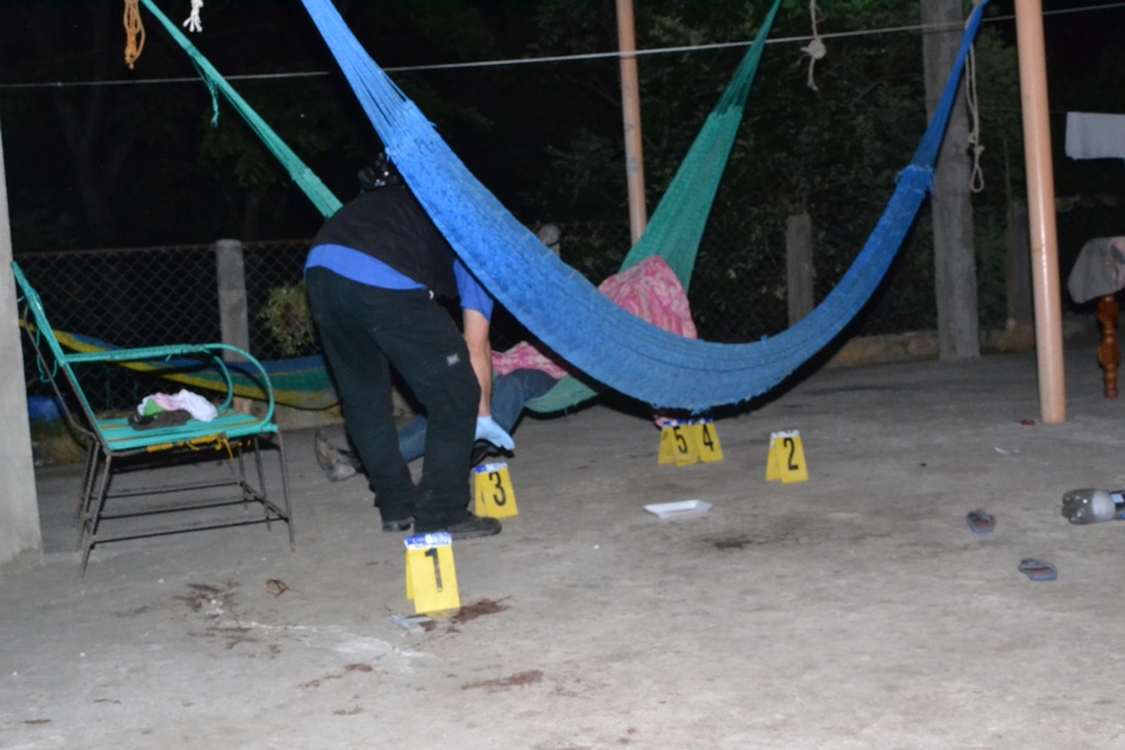 Peritos del Ministerio Público encontraron 4 casquillos calibre 9mm, a un costado del cuerpo. (Foto Prensa Libre: Víctor Gómez).