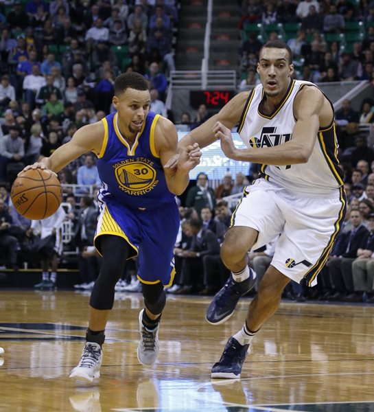 Stephen Curry (30) de Golden State supera el marcaje de Rudy Gobert (27) de Utah, en el juego de ayer, donde los Warriors se impusieron (Foto Prensa Libre: AFP)