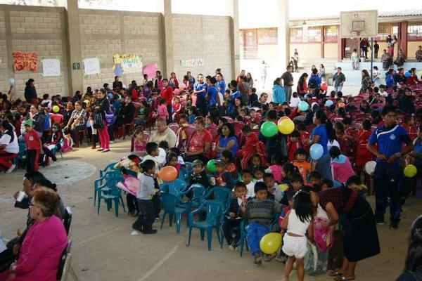 Niños celebraron el Carnaval con cascarones. (Foto Prensa Libre: Édgar René Sáenz)<br _mce_bogus="1"/>