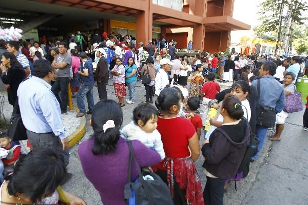 largas filas  de personas se observan en las sedes del Renap. La población    pretende obtener su DPI antes del vencimiento de la cédula.