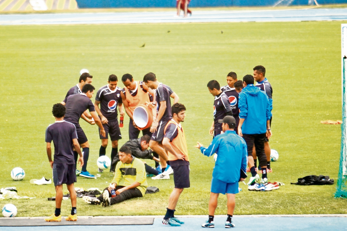 Jugadores del equipo le vaciaron un contenedor con gatorade para celebrar los 30 años del volante jalapaneco (Foto Prensa Libre: Allan Martínez)