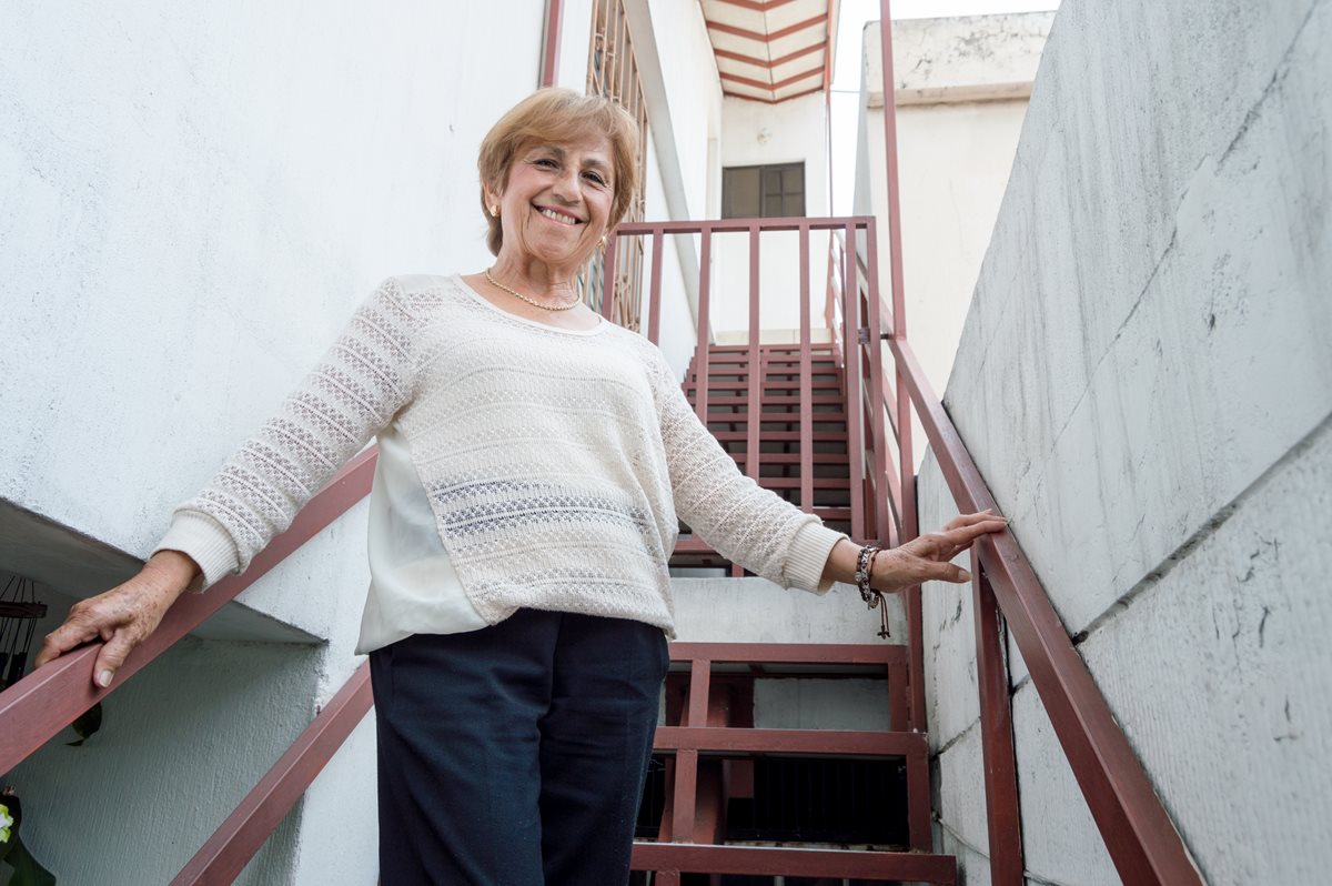 Libertad López de Abril también cuidó a sus suegros, ya fallecidos, quienes padecieron alzhéimer. “Gabriela de Abril, mi suegra, era muy dadivosa. De ella aprendí eso”, refiere. Foto Prensa Libre: Roberto Villalobos Viato. 