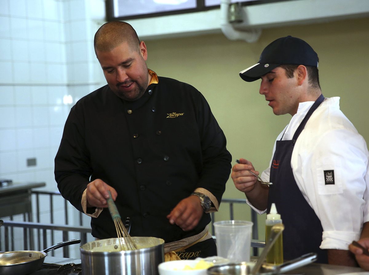 El chef mexicano Abel Hernández, el reputado chef de "Eloise" prepara un plato para una cena en un hotel en la Antigua Guatemala. (Fotos Prensa Libre, EFE)