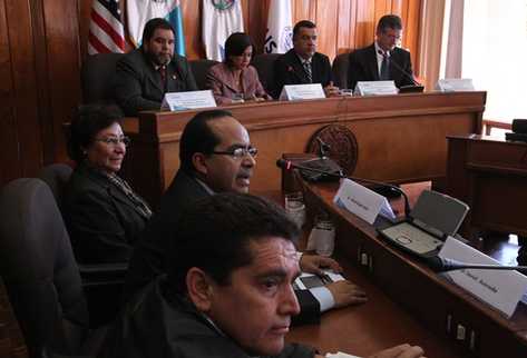 Autoridades de la Usac, la ministra de Educación y el magisterio participaron en el acto oficial del programa. (Foto Prensa Libre: Carlos Sebastián)