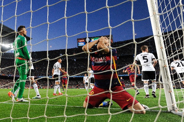 Barcelona cayó en casa contra el Valencia y dejó abierta la Liga. (Foto Prensa Libre: AFP).