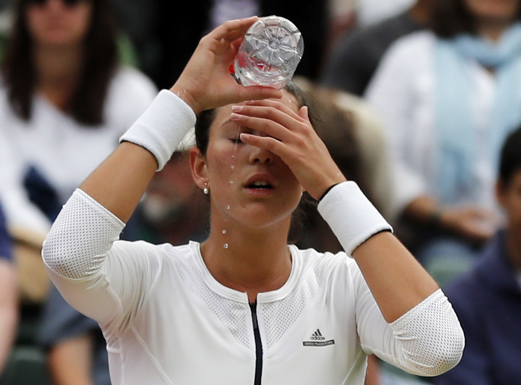 Garbiñe Muguruza se hidrata durante el partido que perdió contra la eslovaca Jana Cepelova. (Foto Prensa Libre: AP).