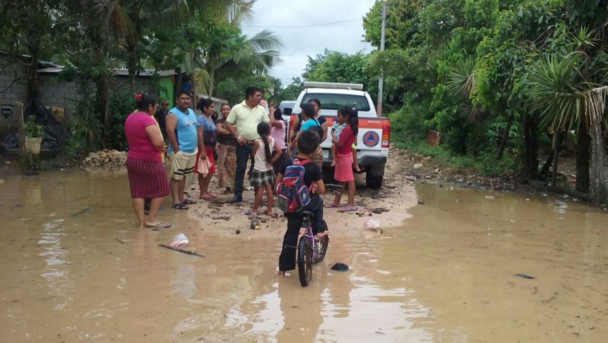 Personal de Conred coordina asistencia humanitaria para afectados en La Libertad. (Foto Prensa Libre: Conred).