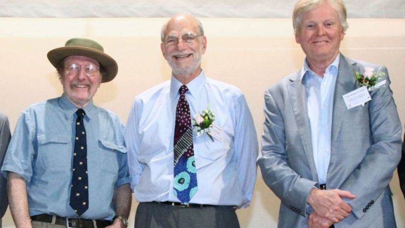 Jeffrey Hall, Michael Rosbash, y Michael Young empezaron sus investigaciones del ritmo circadiano en los años 80. (AFP/Getty Images/Chinese University of Hong Kong).