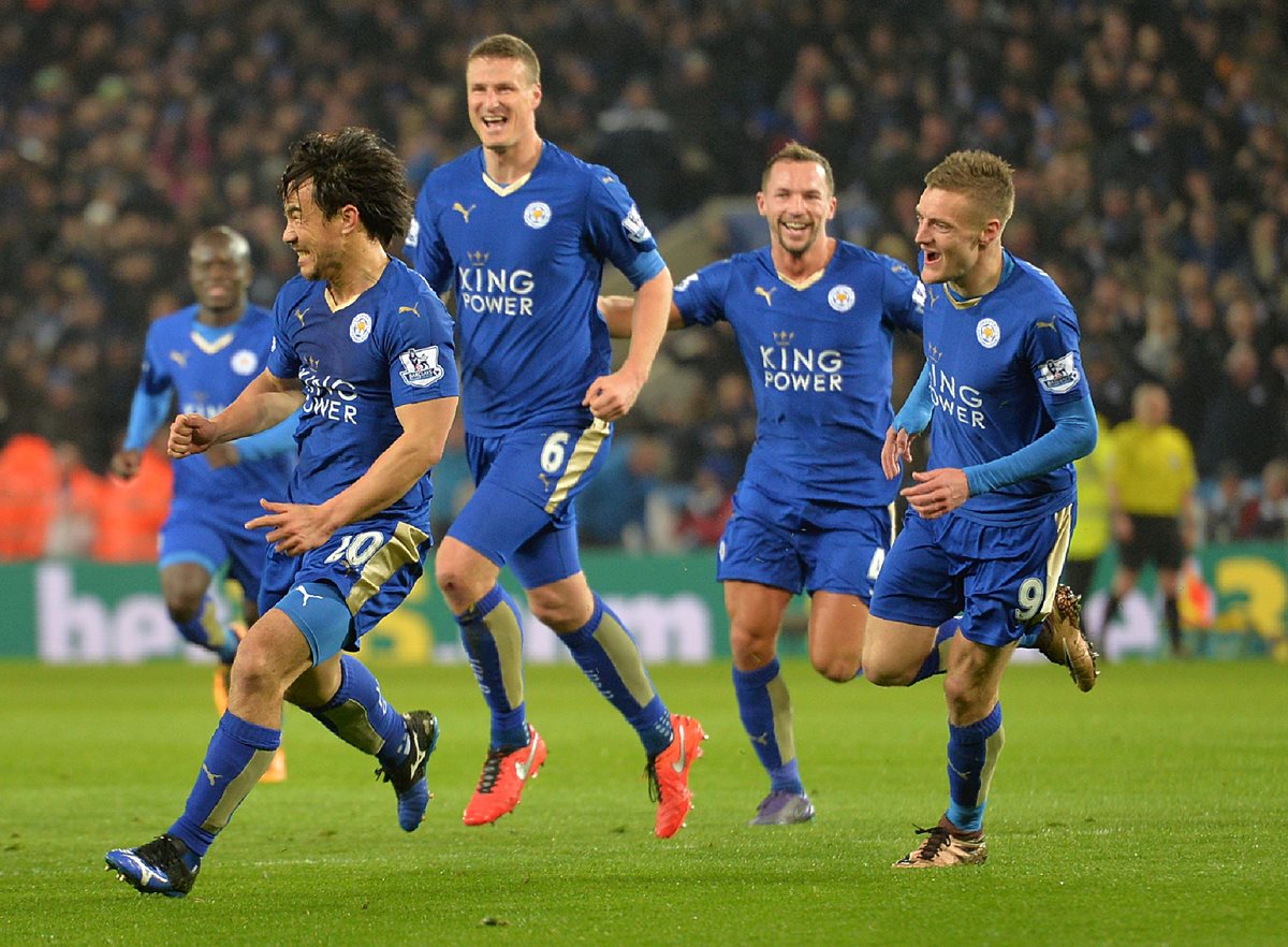 Shinji Okazaki festeja el gol del triunfo junto con su compañeros de equipo. (Foto Prensa Libre: AFP)