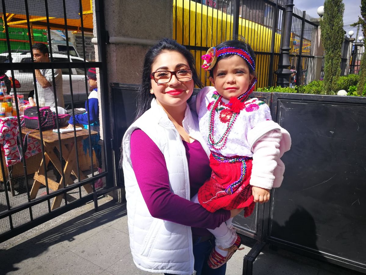 Claudia Romero tiene cuatro años de acudir al Santuario de Guadalupe.(Foto Prensa Libre: José Patzán)