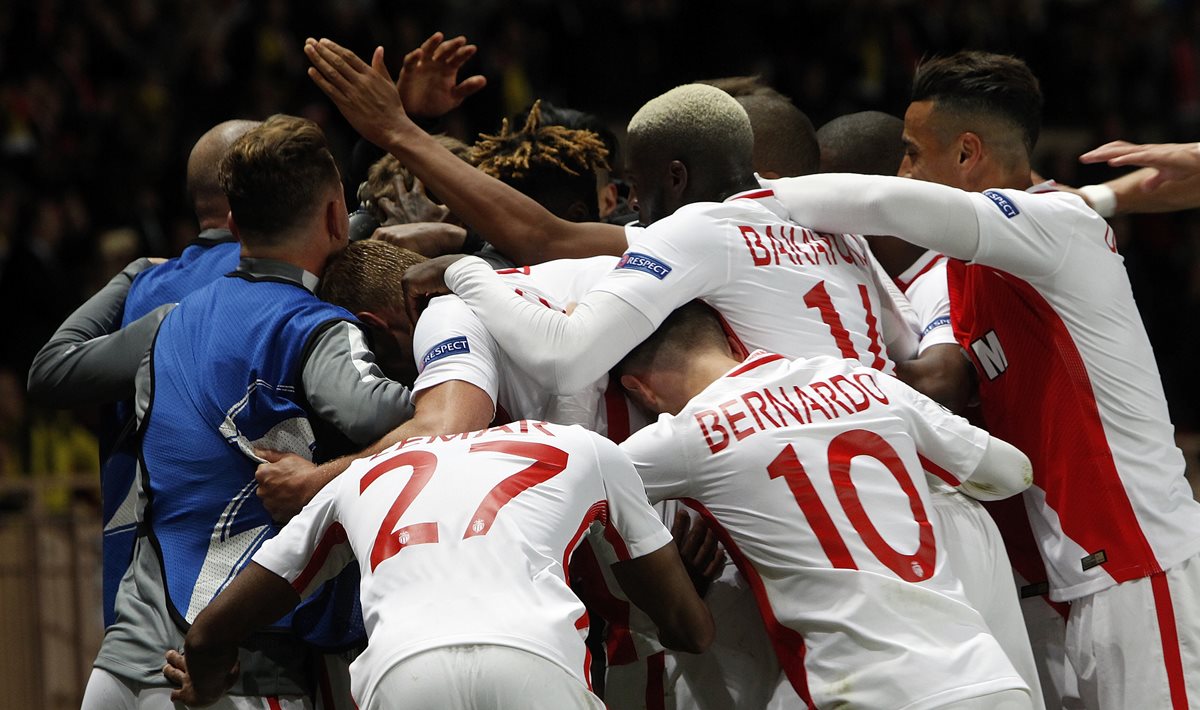 Los jugadores del Mónaco celebran su clasificación a semifinales contra el Borussia Dortmund. (Foto Prensa Libre: AP)