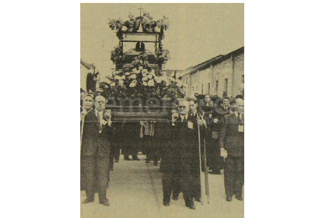 La urna del Señor Sepultado de Santo Domingo portada en una pequeña anda el viernes santo de 1939. (Foto: Hemeroteca PL)