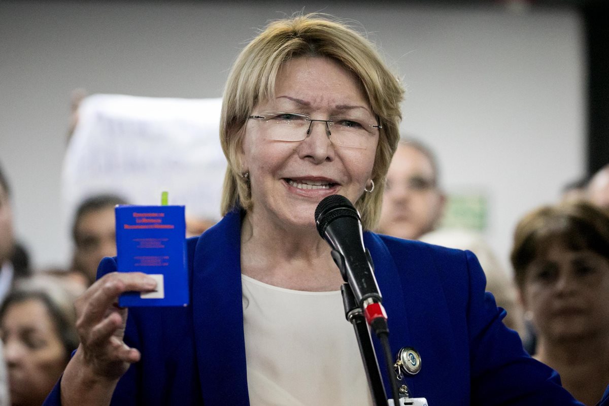 La fiscal general de Venezuela, Luisa Ortega Díaz, ofrece declaraciones el lunes último. (Foto Prensa Libre: EFE)