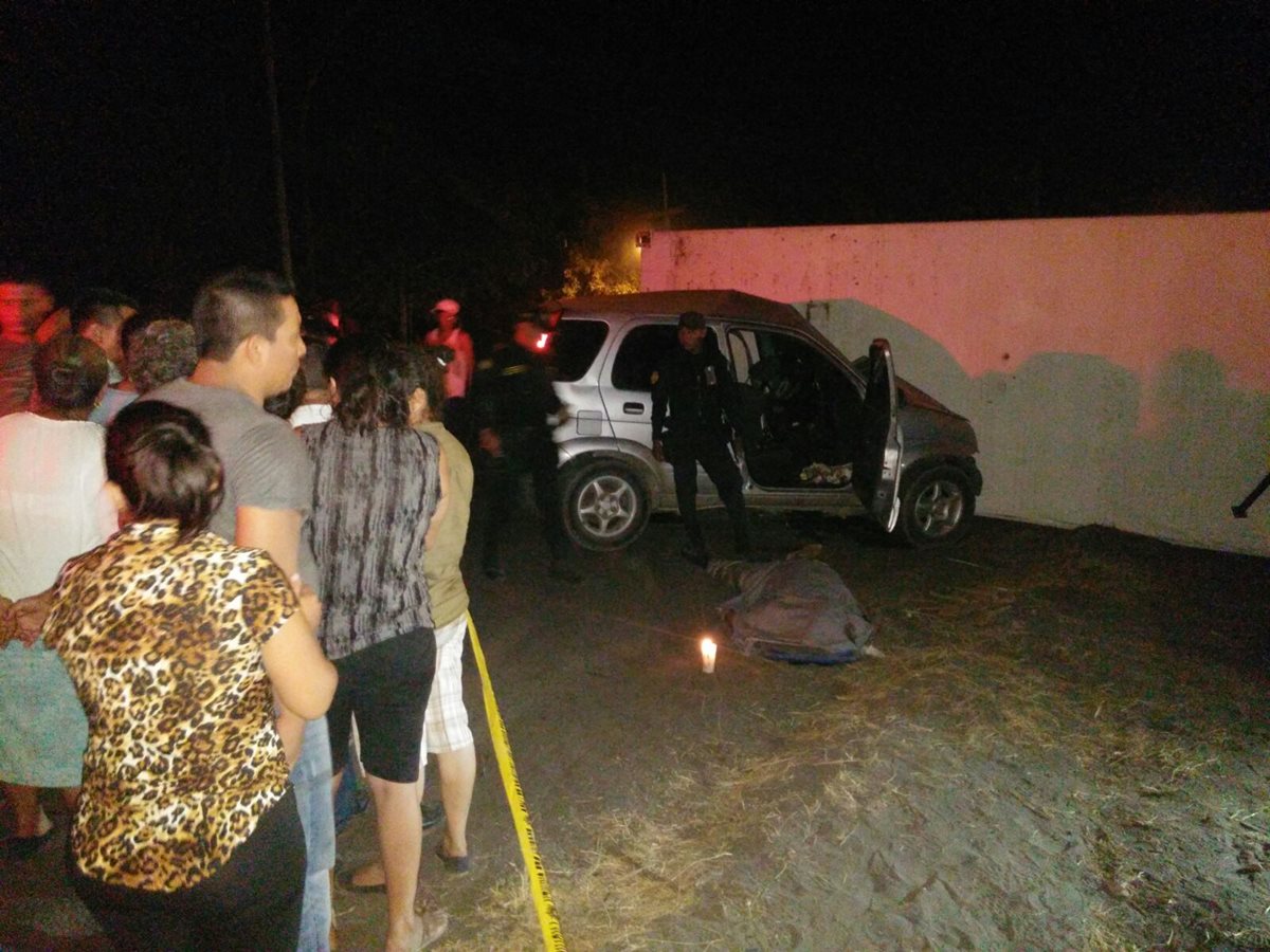 Agentes de la PNC junto al cuerpo sin vida del religioso. (Foto Prensa Libre: Carlos Enrique Paredes)