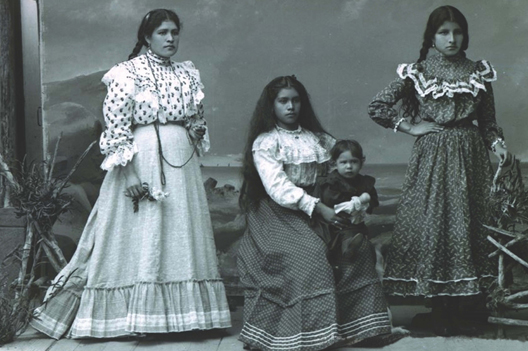 Vestimenta de mengalas,  cerca de la década de 1920, foto publicada en el 2007 por el Cefol, originalmente tomada en el estudio Fotografía Japonesa.