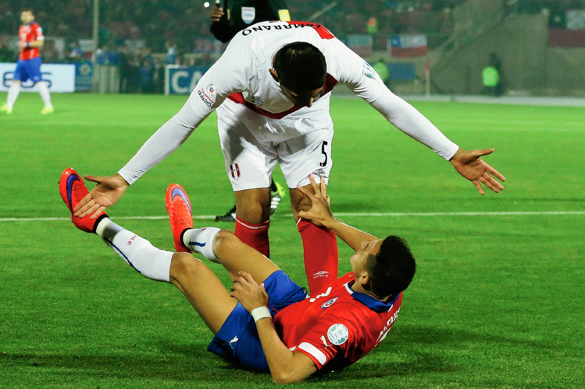 Carlos Zambrano discutió con Alexis Sánchez, antes de la expulsión. (Foto Prensa Libre: AP)