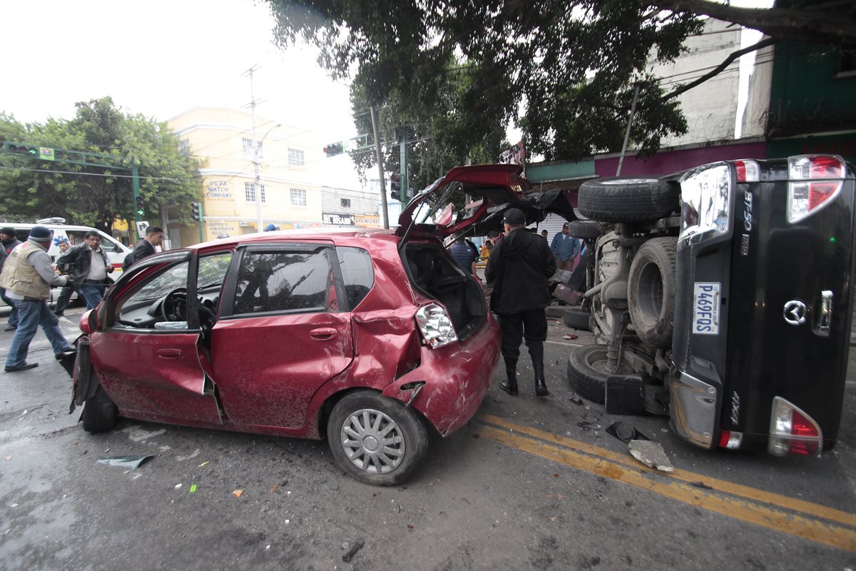 Dos vehículos colisionaron en la avenida Centro América y 19 calle de la zona 1, el choque dejó tres personas heridas. (Foto Prensa Libre: Hemeroteca PL)