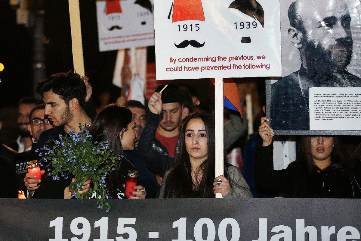 Varias personas forman parte en una manifestación durante un servicio religioso en Berlín, Alemania. (Foto Prensa Libre:AP9