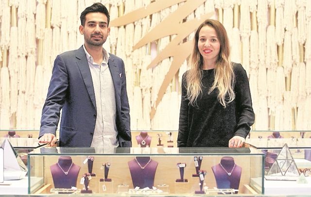 Alessandra Robles, de 29 años, y Yuvraj Pahuja, 30, establecieron la joyería Alessa Designs hace siete años, en Guatemala. (Foto Prensa Libre: Álvaro Interiano)