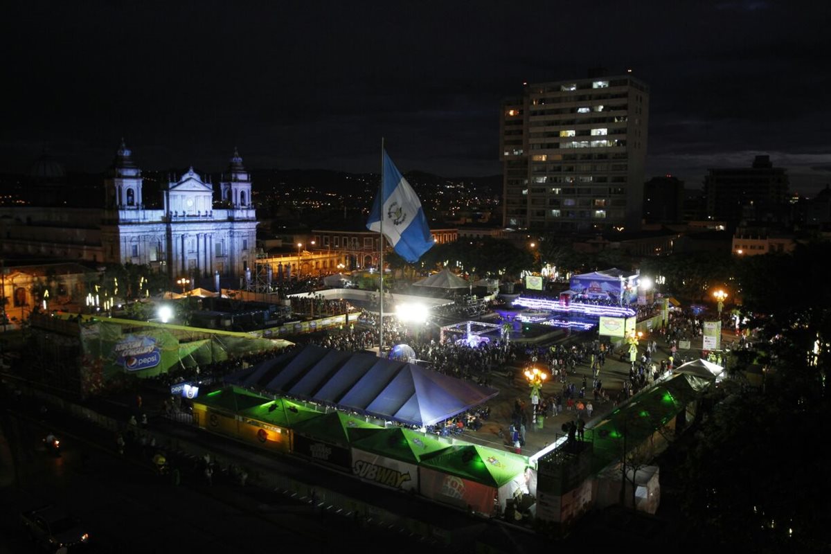 La pista de patinaje gigante sobre hielo es la principal atracción del Festival. (Foto Prensa Libre: Carlos Hernández)