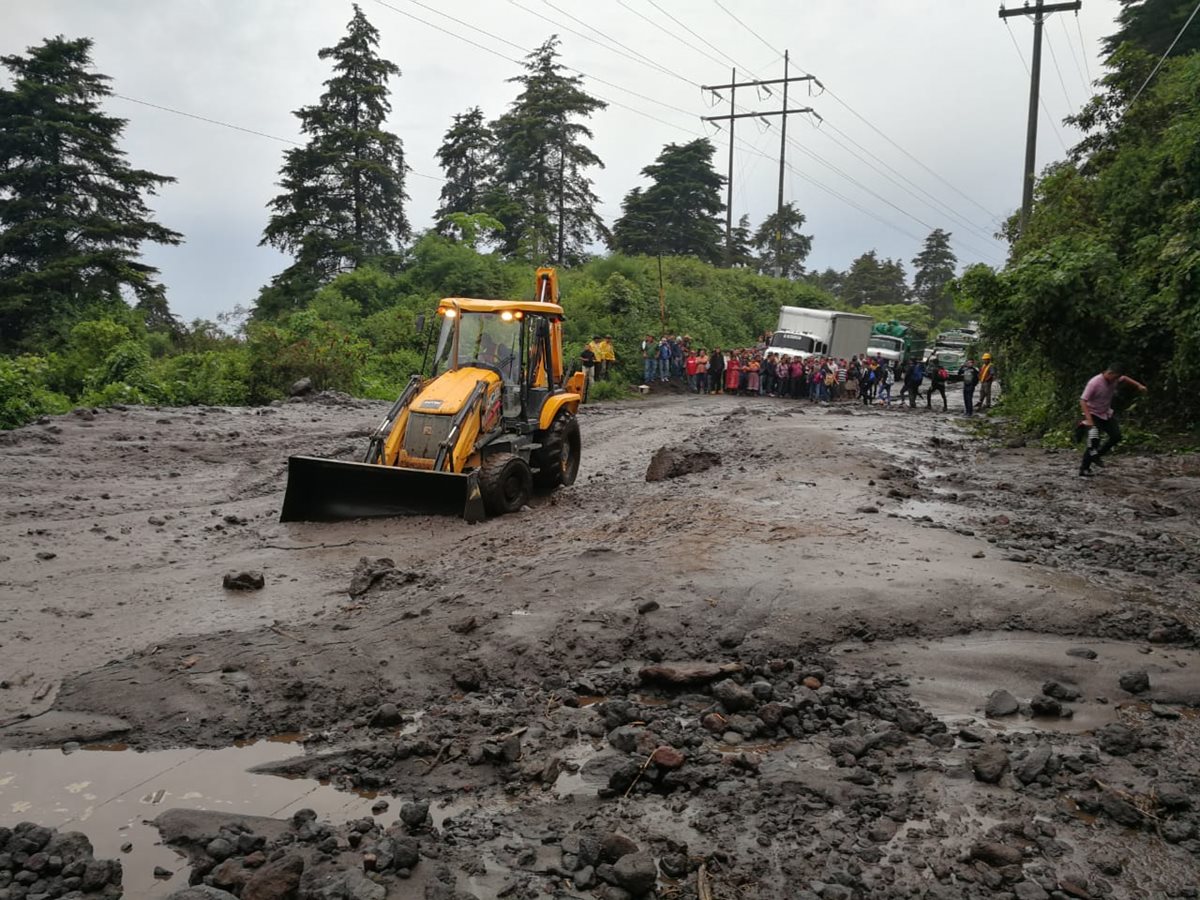 Lodo y rocas obstaculizan el paso de la ruta Cito Zarco, en Zunil, Quetzaltenango. (Foto Prensa Libre: Mynor Toc)