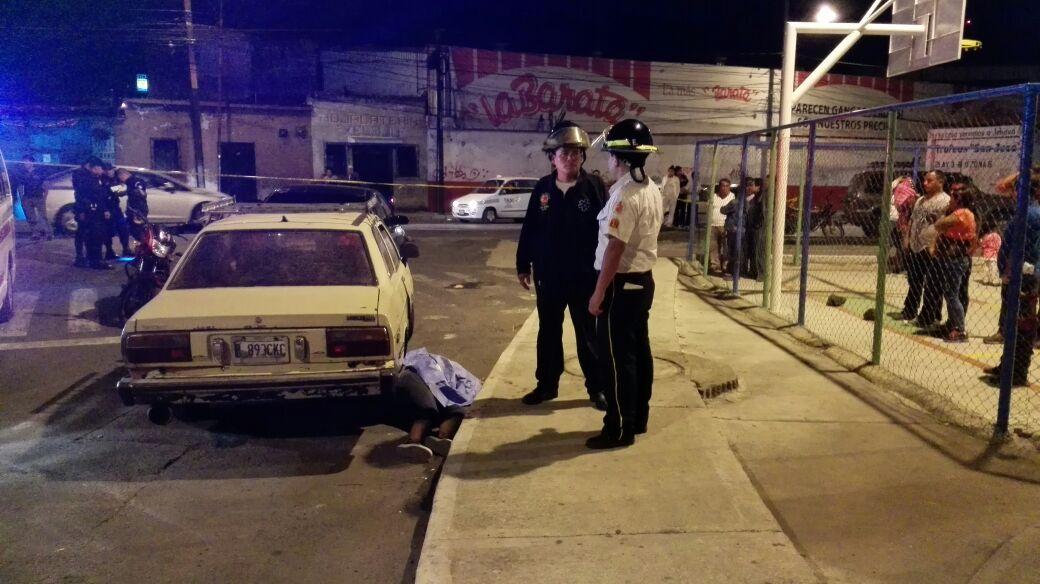 Un hombre y una mujer fueron ultimados en la zona 6 capitalina. (Foto Prensa Libre: Bomberos Voluntarios)