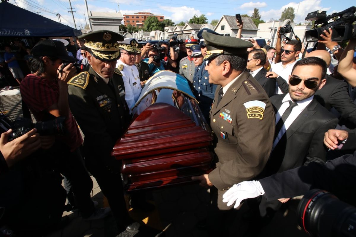 Elementos del Ejército cargan el ataúd del exjefe de estado José Efraín Ríos Montt; fue inhumado en el cementerio La Villa. (Foto Prensa Libre: Paulo Raquec).