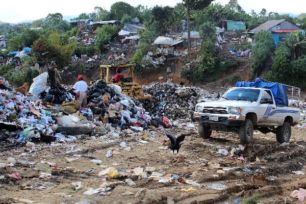 La acumulación de desechos  propicia la proliferación de roedores y aves de rapiña, y pone en riesgo  la salud de   los vecinos de los alrededores.