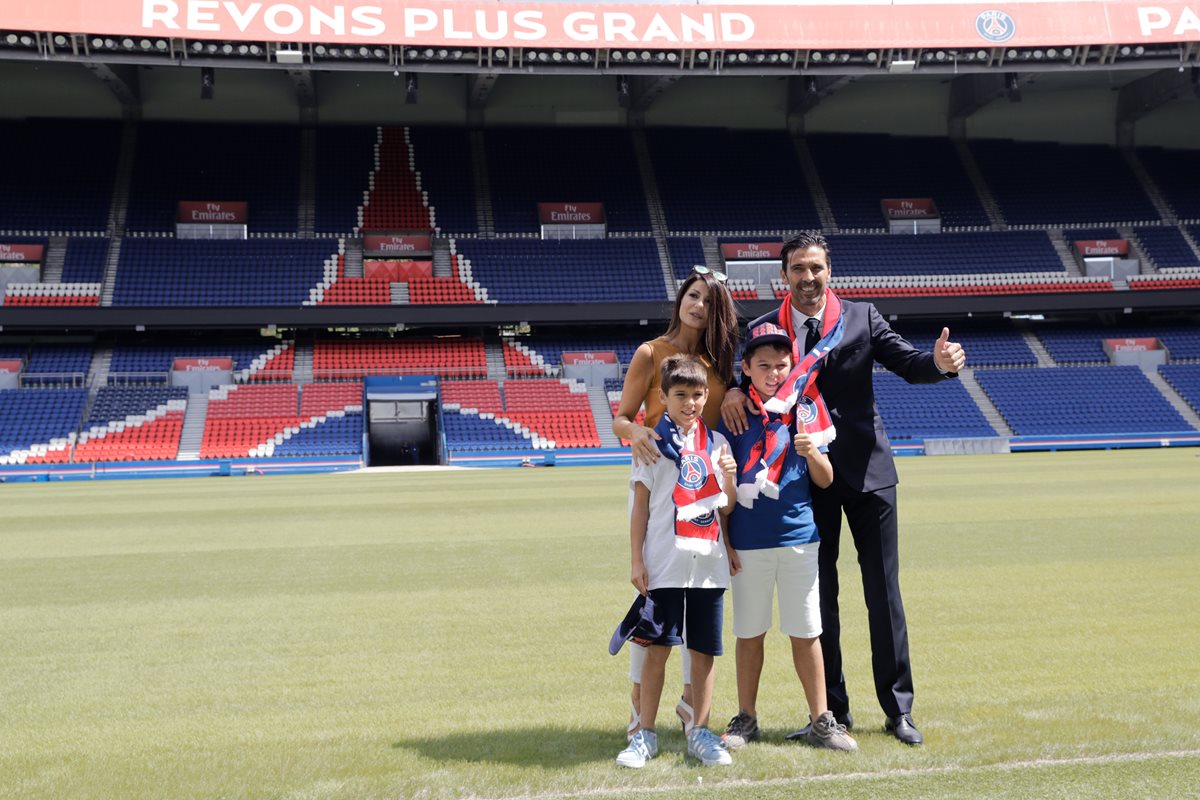 Gianluigi Buffon posa con su familia durante su presentación con el PSG. (Foto Prensa Libre: AFP)