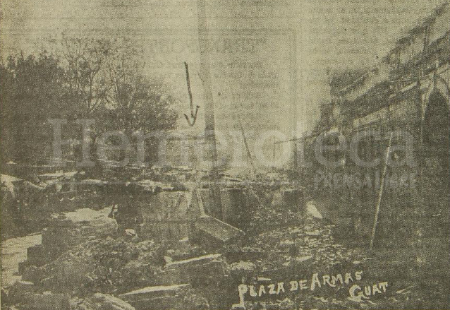 Las arcadas del Portal de Comercio quedaron destruidas. A la izquierda la Plaza d Armas, donde acamparon cintos de familia, al fondo el Colegio de Infantes, costado de la Catedral. (Foto: Hemeroteca PL)