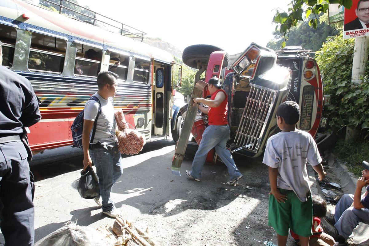 El puente El Zapote, de nuevo volvió a ser testigo de un accidente de tránsito en la ruta hacia Ciudad Quetzal, San Juan Sacatepéquez. (Foto Prensa Libre: Paulo Raquec)