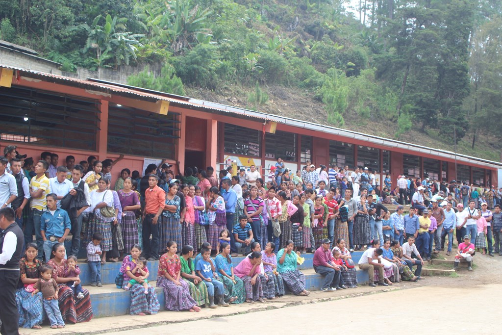 Largas filas se observaron desde las 6 de la mañana en el Instituto Normal Mixto del Norte, Cobán. Alta Verapaz. (Foto Prensa LIbre: Angel Tax).