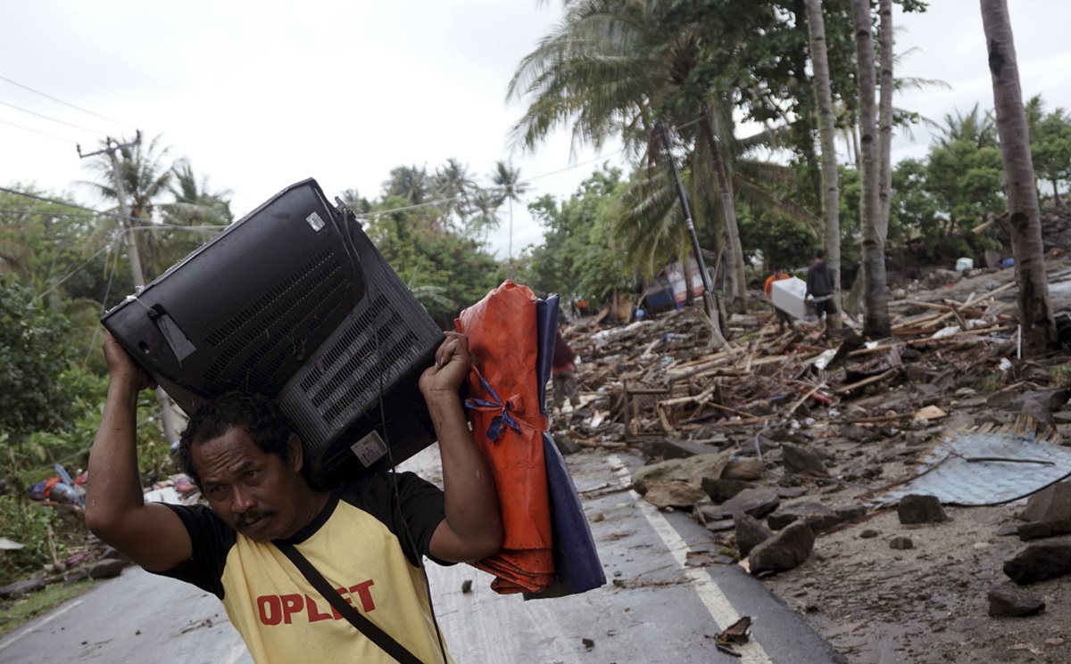 El tsunami podría haberlo provocado un aumento repentino de la marea debido a la Luna llena combinada con una avalancha submarina tras la erupción del Anak Krakatoa.